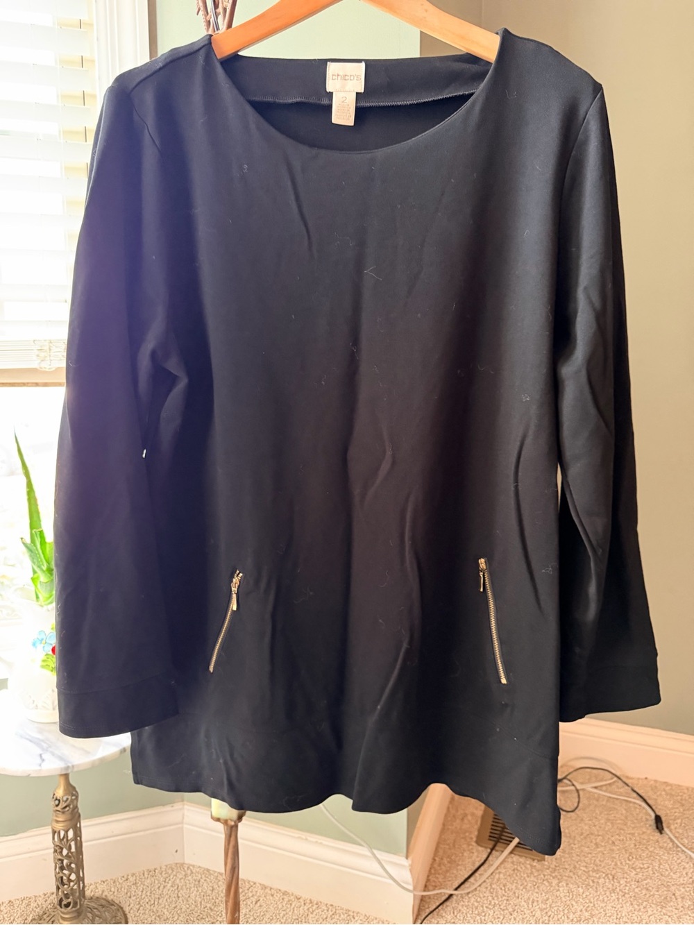 GT-0092 Chico’s Black Tunic Dress Size 2 Gold Zip Pockets Stretch